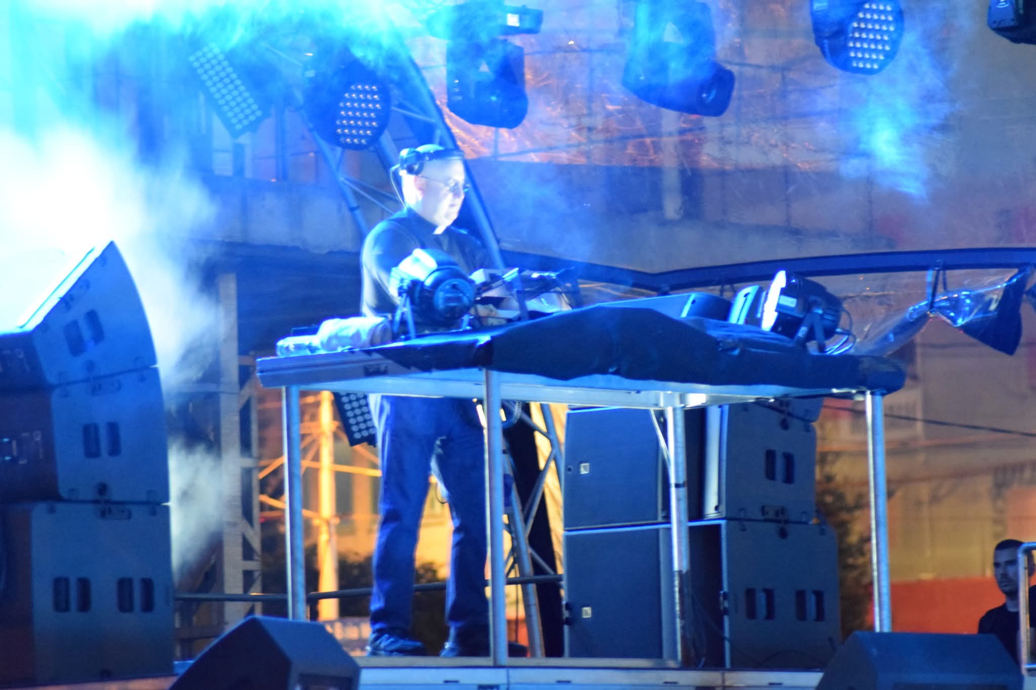 Un preot DJ a făcut show pe o scenă, la Cluj: „Mixez această credință”