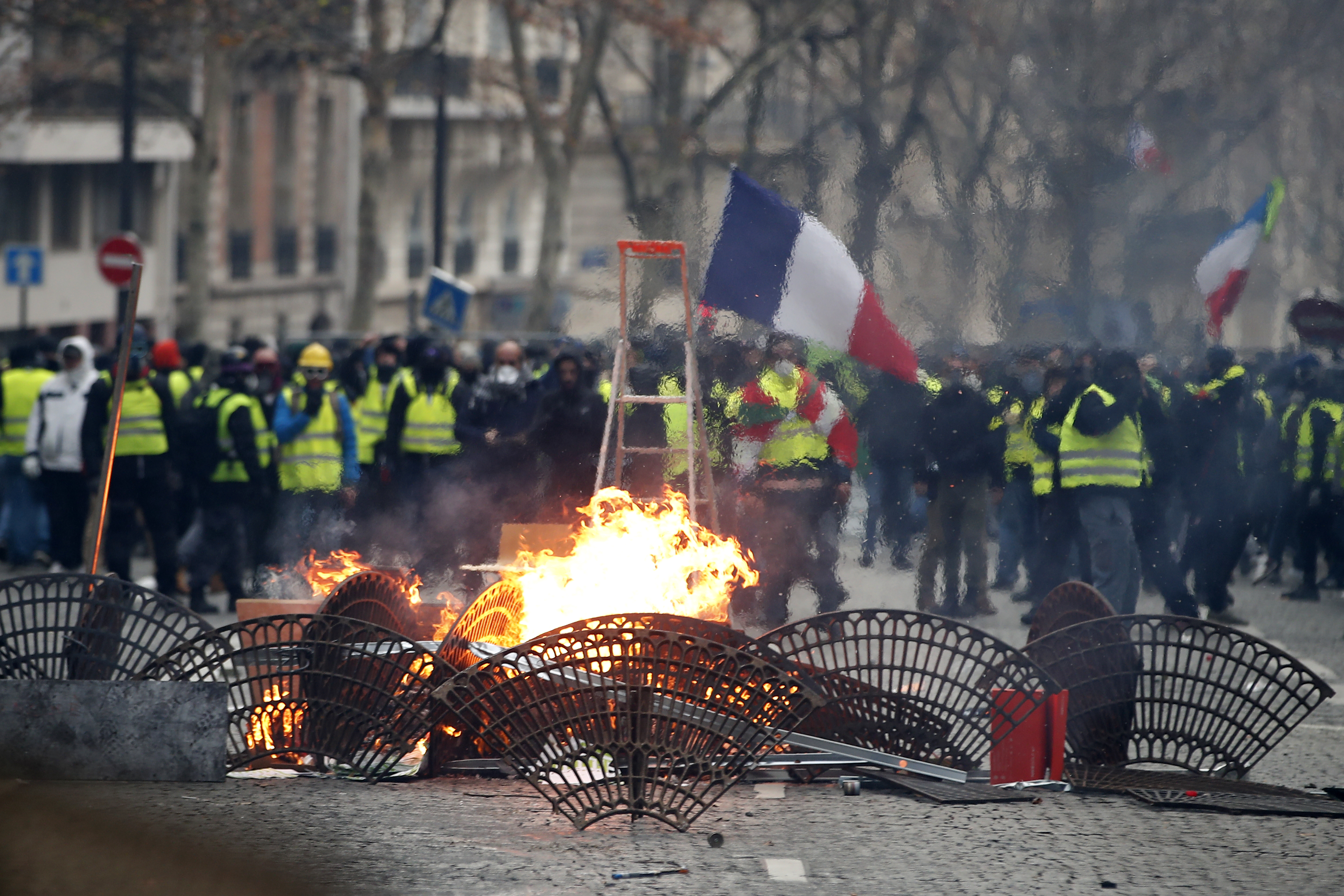 FOTO | Protestul "vestelor galbene" de la Paris în imagini. Cele mai impresionante fotografii surprinse în timpul violențelor din capitala Franței