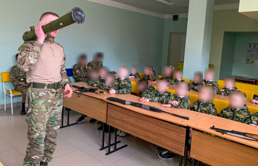 Rușii pregătesc copii de grădiniță pentru armată: „Nu e nimic în neregulă. Aceasta este viitoarea elită pentru serviciul militar”