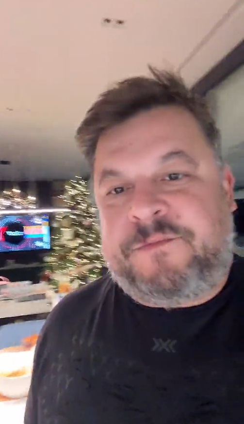 Imagini din casa lui Mihai Bobonete de Crăciun. Actorul a arătat bradul din sufragerie și bucătăria, unde gătea șnițele și ciorbă, alături de soție