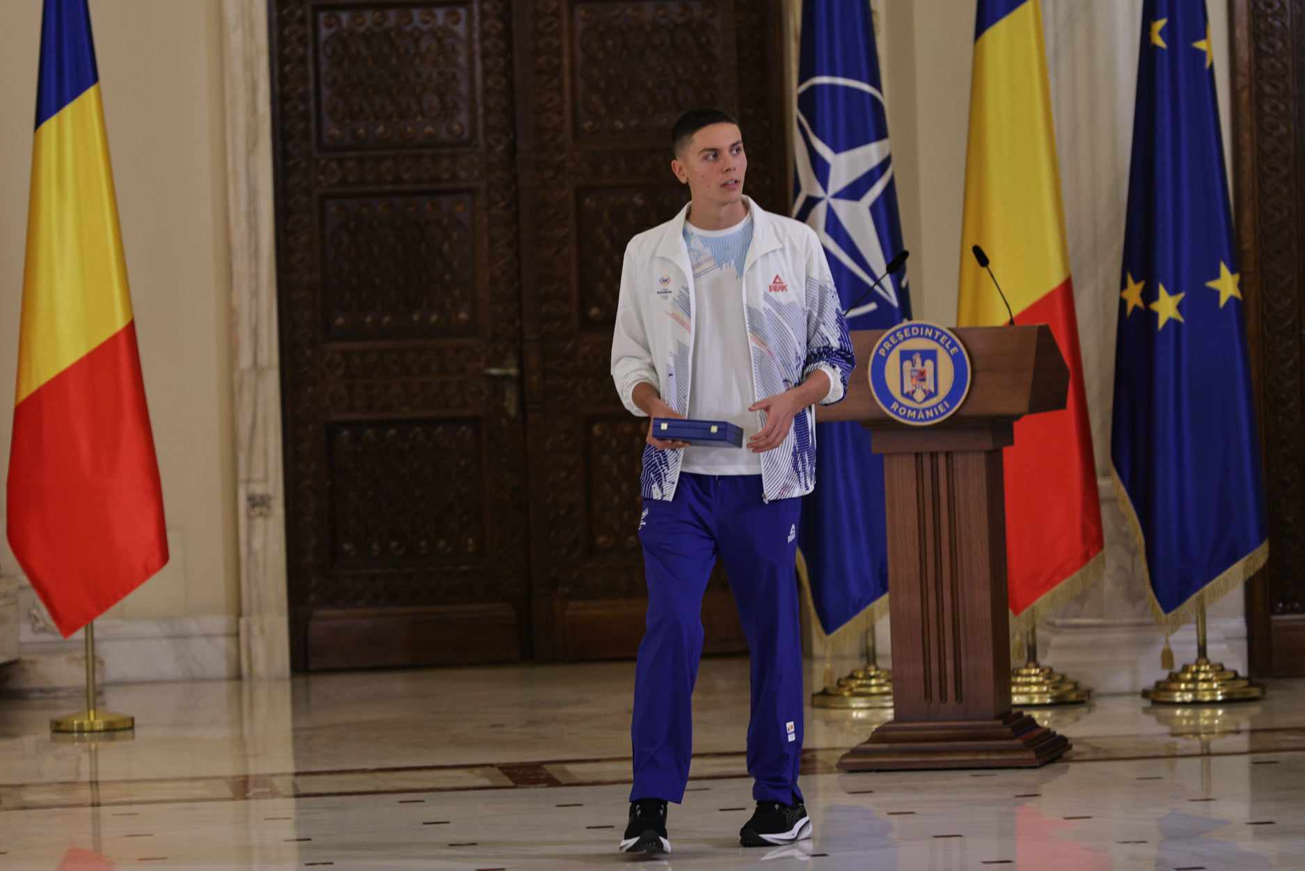 Gafă a președintelui Iohannis la decorarea medaliaţilor de la JO Paris. A spus „comemorarea”, în loc de „ceremonia” | VIDEO
