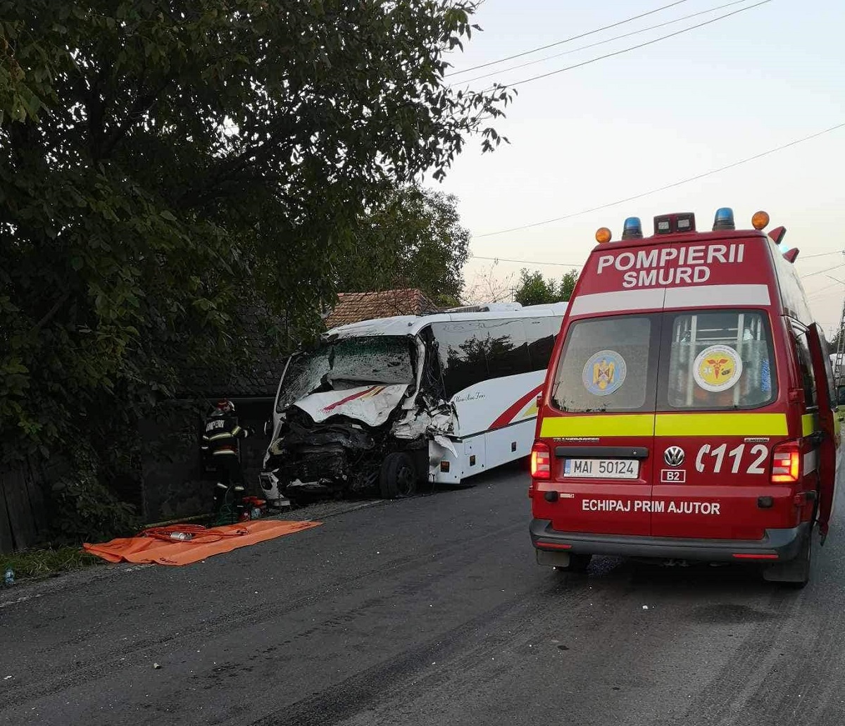 Șofer de microbuz mort într-un accident cu zece victime, la Chibed, în Mureș, unde a intrat într-un TIR