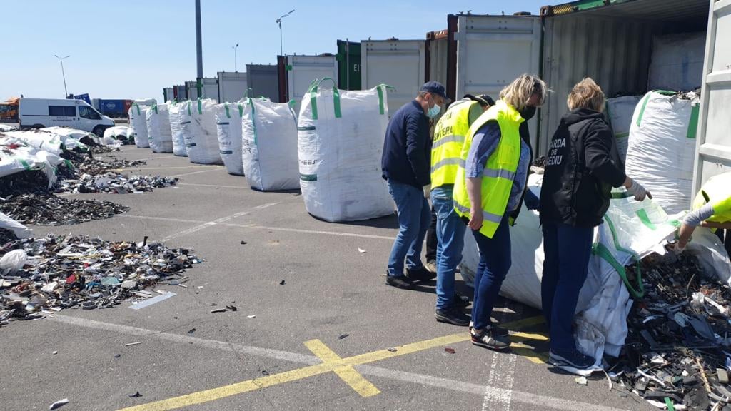 Surse judiciare: Containere cu deșeuri din Togo vin spre România