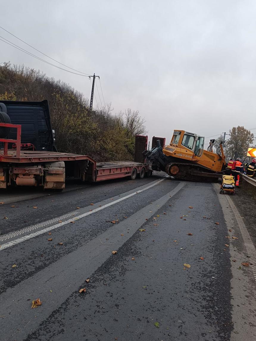 Un buldoexcavator de 25 de tone a căzut peste o mașină în care se aflau două tinere, pe DN7. Una a murit, cealaltă a fost grav rănită | FOTO