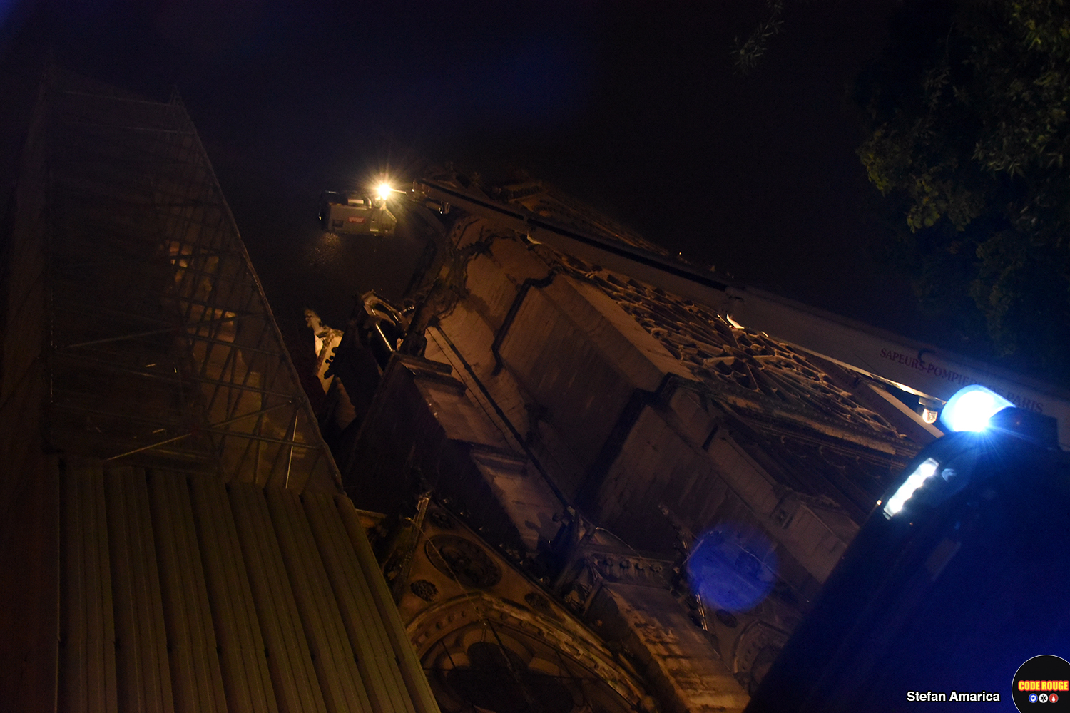 Incendiul de la Notre Dame, prin ochii unui voluntar român care i-a însoțit toată noaptea pe pompierii francezi: ”Oameni căzuți în genunchi se rugau, alții erau stană de piatră, cu fețele scăldate în lacrimi”