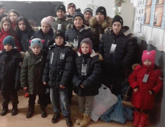 REPORTAJ/Preotul care a strâns o armată de îngeri păzitori și-a reușit o minune. 4.000 de copii săraci au intrat în an nou cu hăinuțe noi!