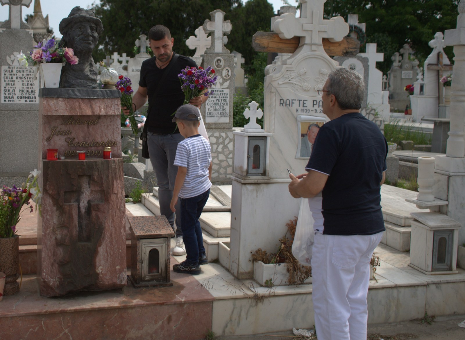 VIDEO. Opt ani de la moartea lui Jean Constantin. Cântărețul Ionuț Galani, la mormântul său