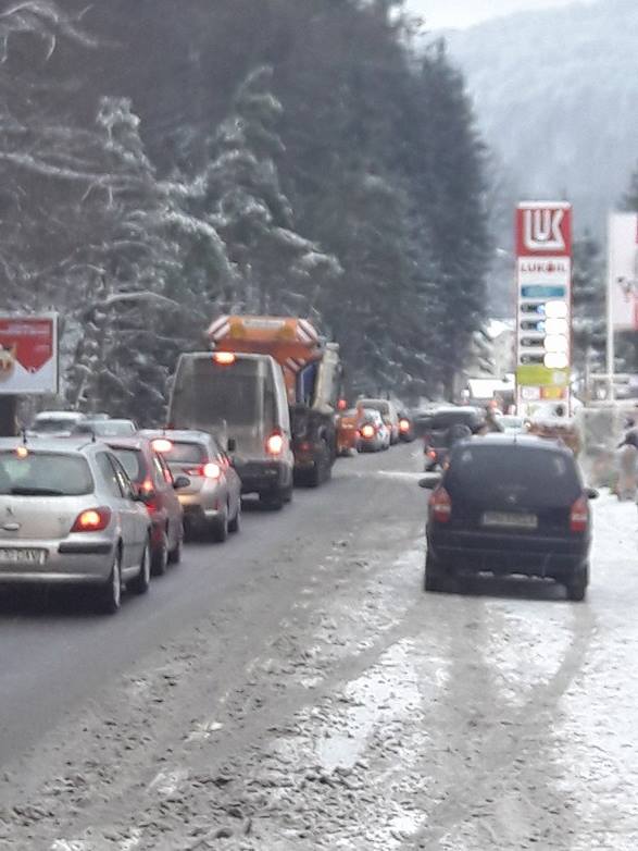 UPDATE | Trafic în condiții de iarnă în Prahova și Brașov. Vezi pe ce drumuri a nins deja FOTO