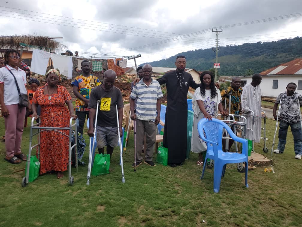 Police officer Simon Agbeko pays hospital bill and donates crutches to needy patients