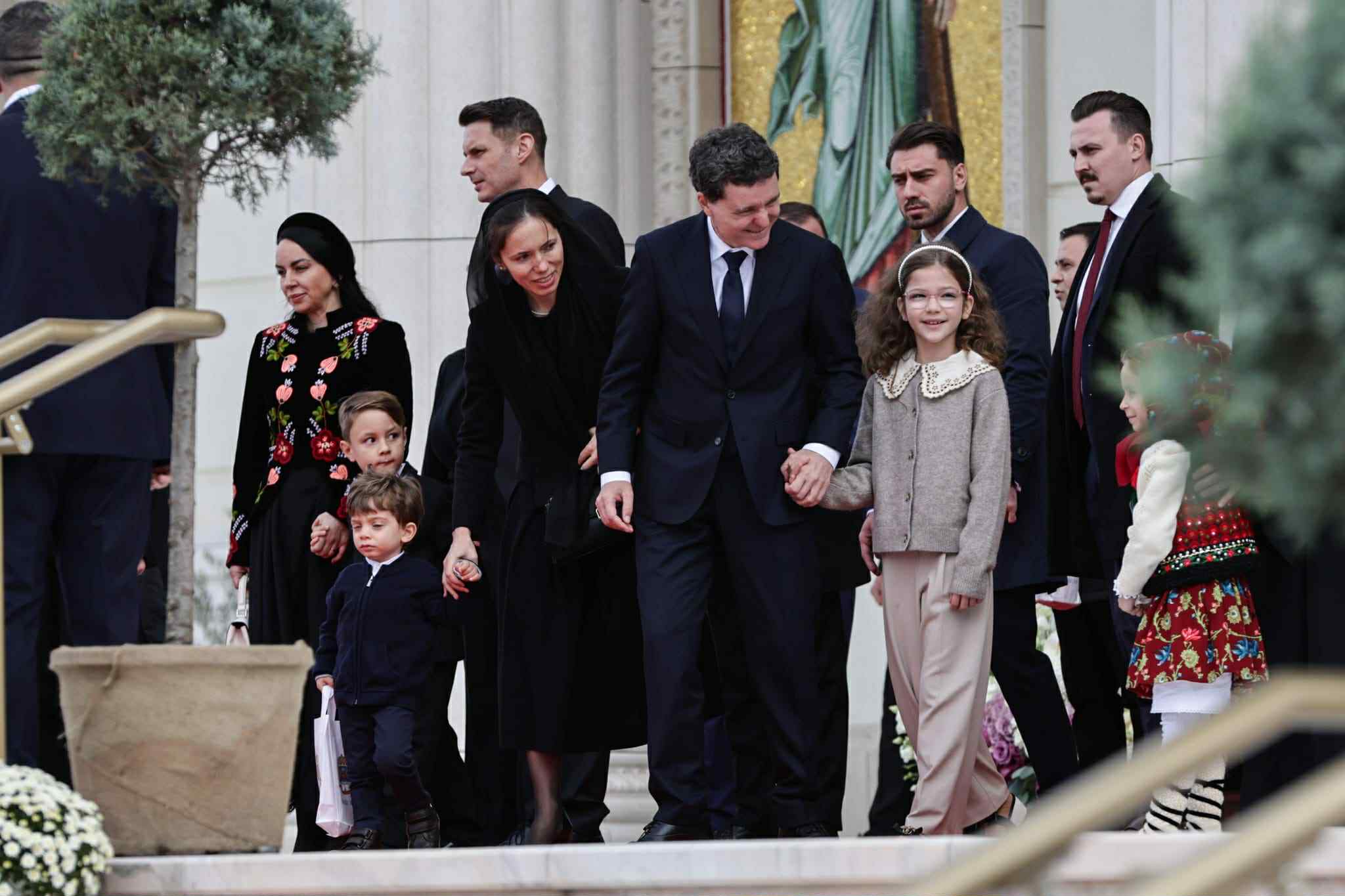 Fiul lui Nicușor Dan, moment amuzant la sfințirea Catedralei Mântuirii Neamului. Gestul micuțului l-a făcut pe președintele României să râdă