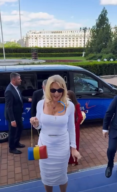 Cum a apărut Nadia Comăneci la evenimentul organizat în onoarea sa. A fost singura îmbrăcată în alb și a avut o geantă cu steagul României