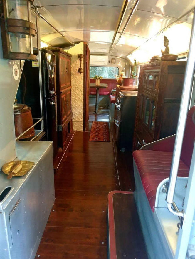 Cum a transformat un cuplu un autobuz etajat într-o casă pe roți: „Ne-am surprins cât de repede ne-am adaptat”