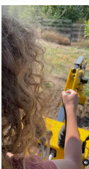 Imagini rare cu fiul Danei Nălbaru și al lui Dragoș Bucur în timp ce folosește excavatorul în curtea casei. Kadri este îndrumat de tatăl lui