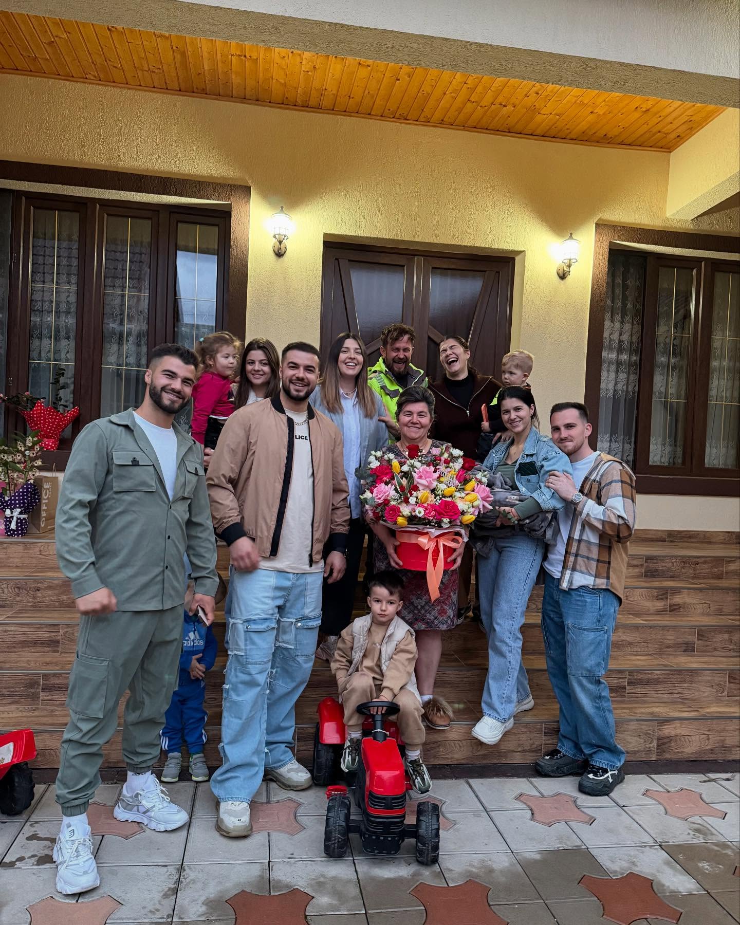 Cum a fost surprinsă mama Geta de ziua ei. A împlinit 56 de ani și iată pe cine a avut alături: „Te iubim și te prețuim! Ești eroina noastră”