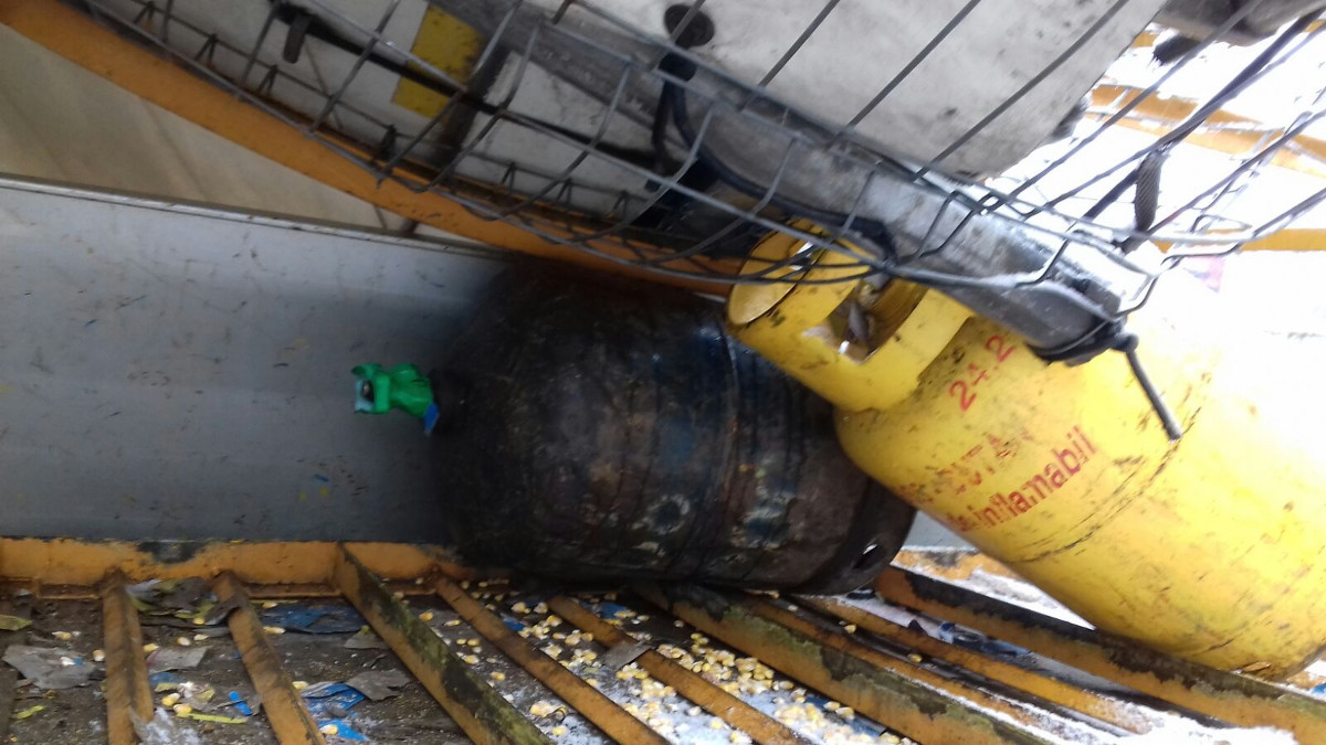 Un TIR s-a răsturnat peste o mașină care transporta butelii pline cu gaz, în județul Constanța/VIDEO&FOTO