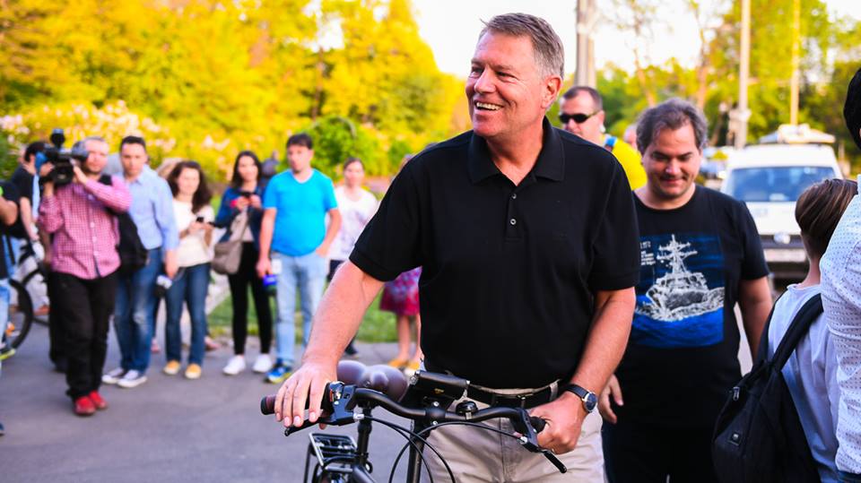 Klaus Iohannis, declarații despre principalele dosare politice, la o plimbare cu bicicleta (FOTO)