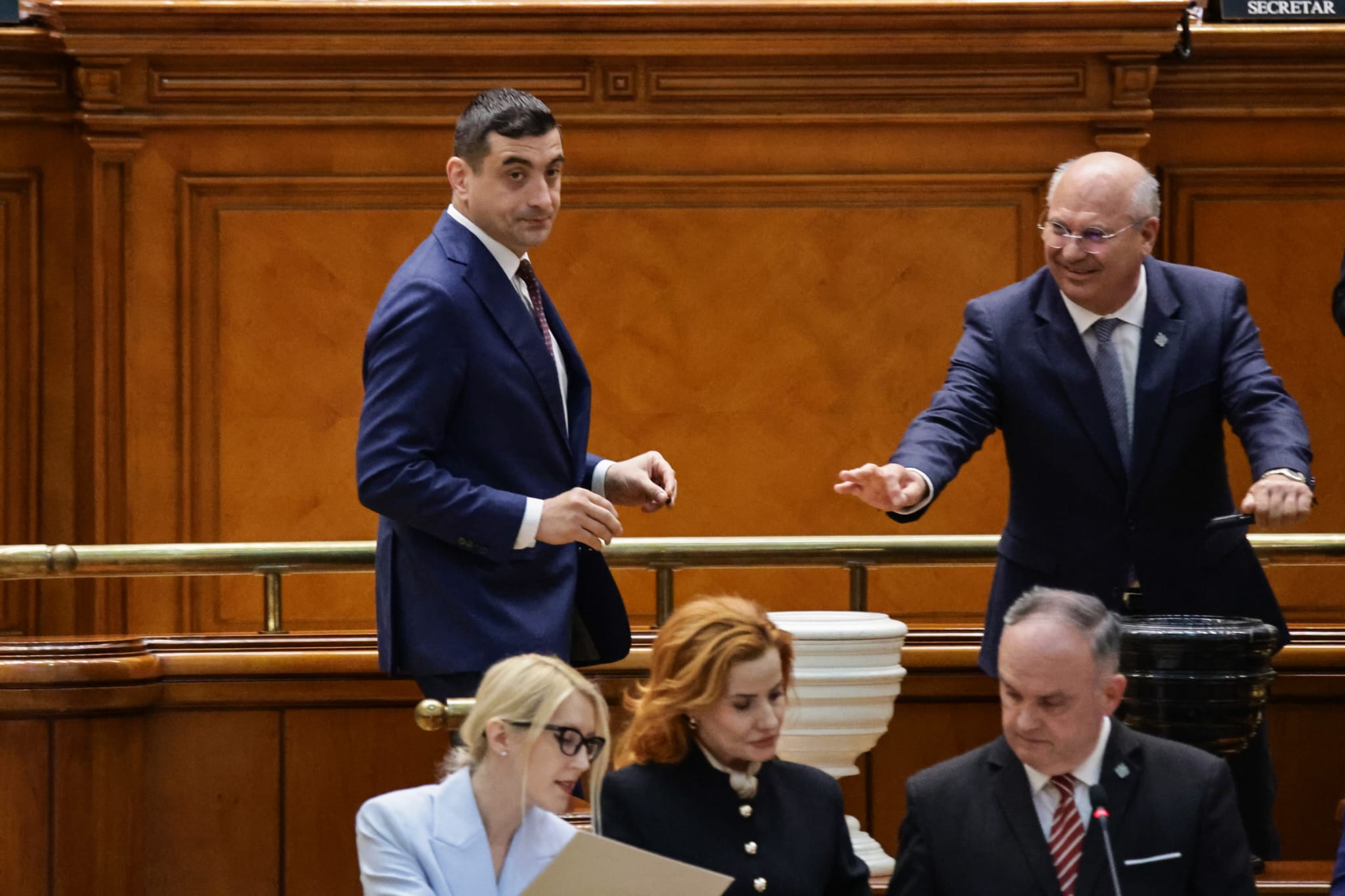 Ce nu s-a văzut la televizor în timpul votului moțiunii de cenzură împotriva Guvernului Bolojan. Negocieri în șoaptă, telefoane pe fugă și calcule la limită