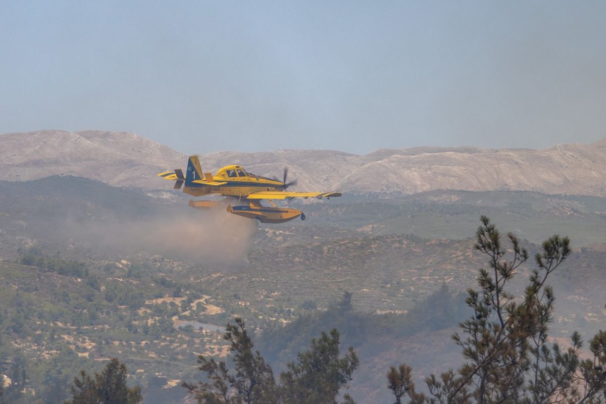 Grecia arde: incendii pe Rodos, Corfu, Evia, lângă Atena și în Peloponez. „A fost panică. Autoritățile au fost copleșite”