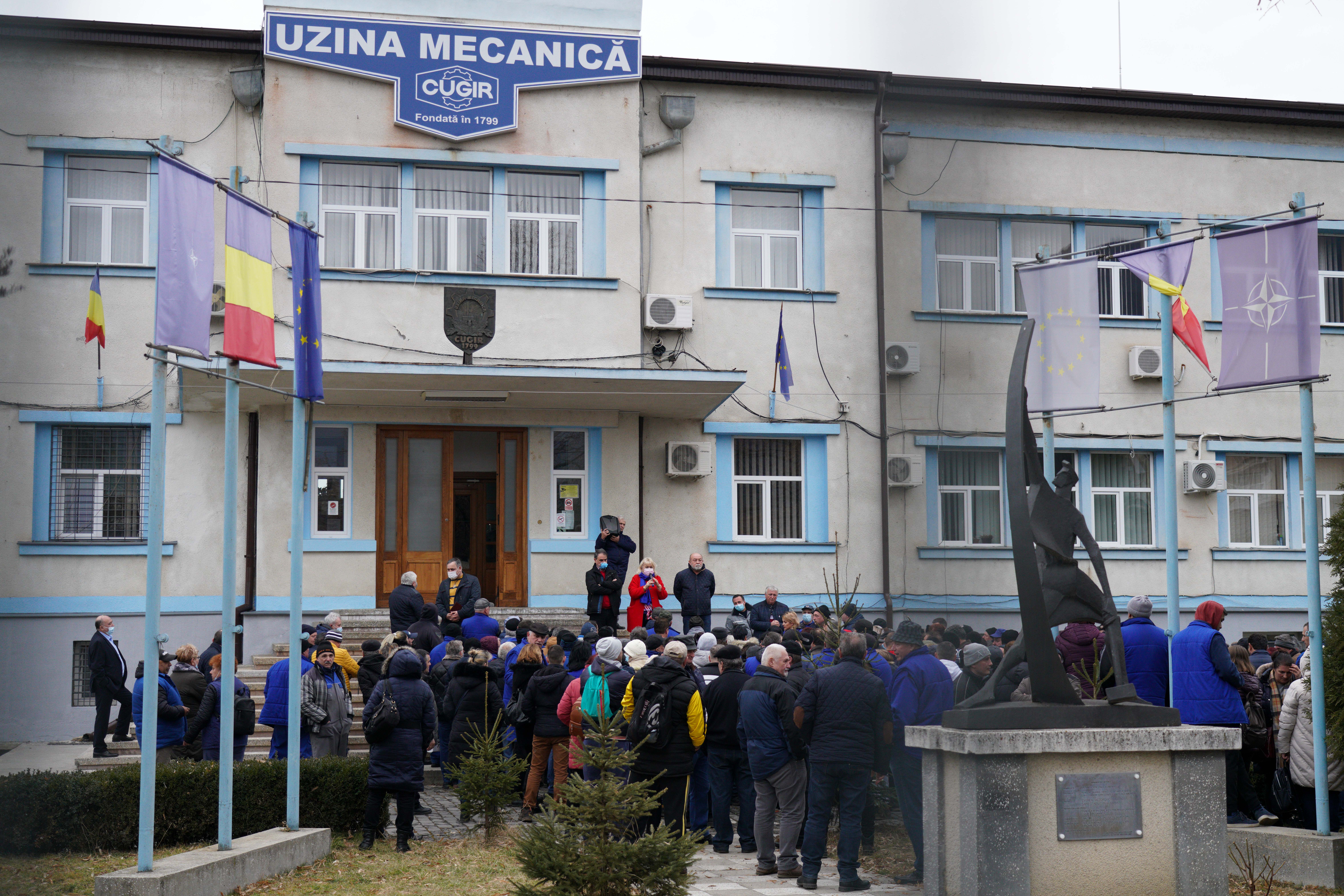 REPORTAJ | Disperarea muncitorilor din Cugir care fac muniție pentru NATO. „După 40 de ani câștig 1.800 de lei. Ce ne mai rămâne după factura la gaz?”
