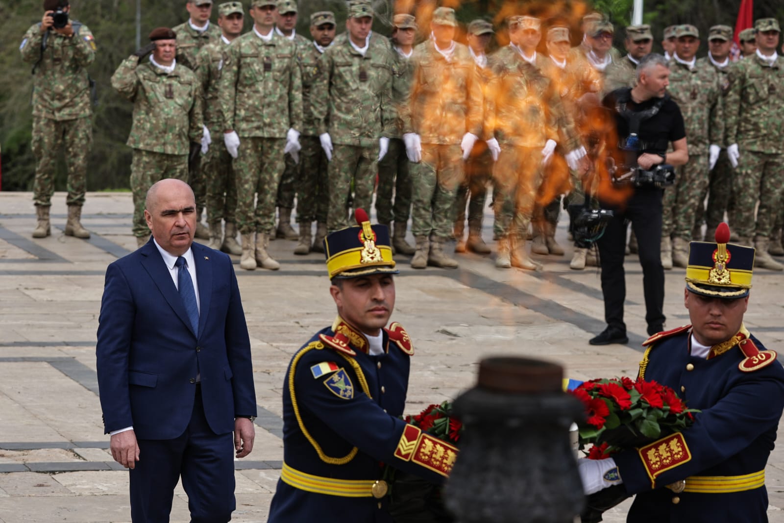 Ziua Forțelor Terestre 2025. Ilie Bolojan a vizitat fără Marcel Ciolacu expoziția de echipamente și tehnică militară din Parcul Carol | VIDEO