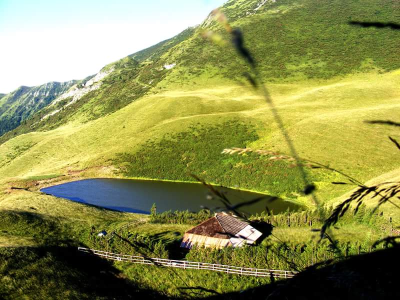 Lacul fără fund din România, locul în care oamenii și-au aruncat bogățiile de frica cotropitorilor