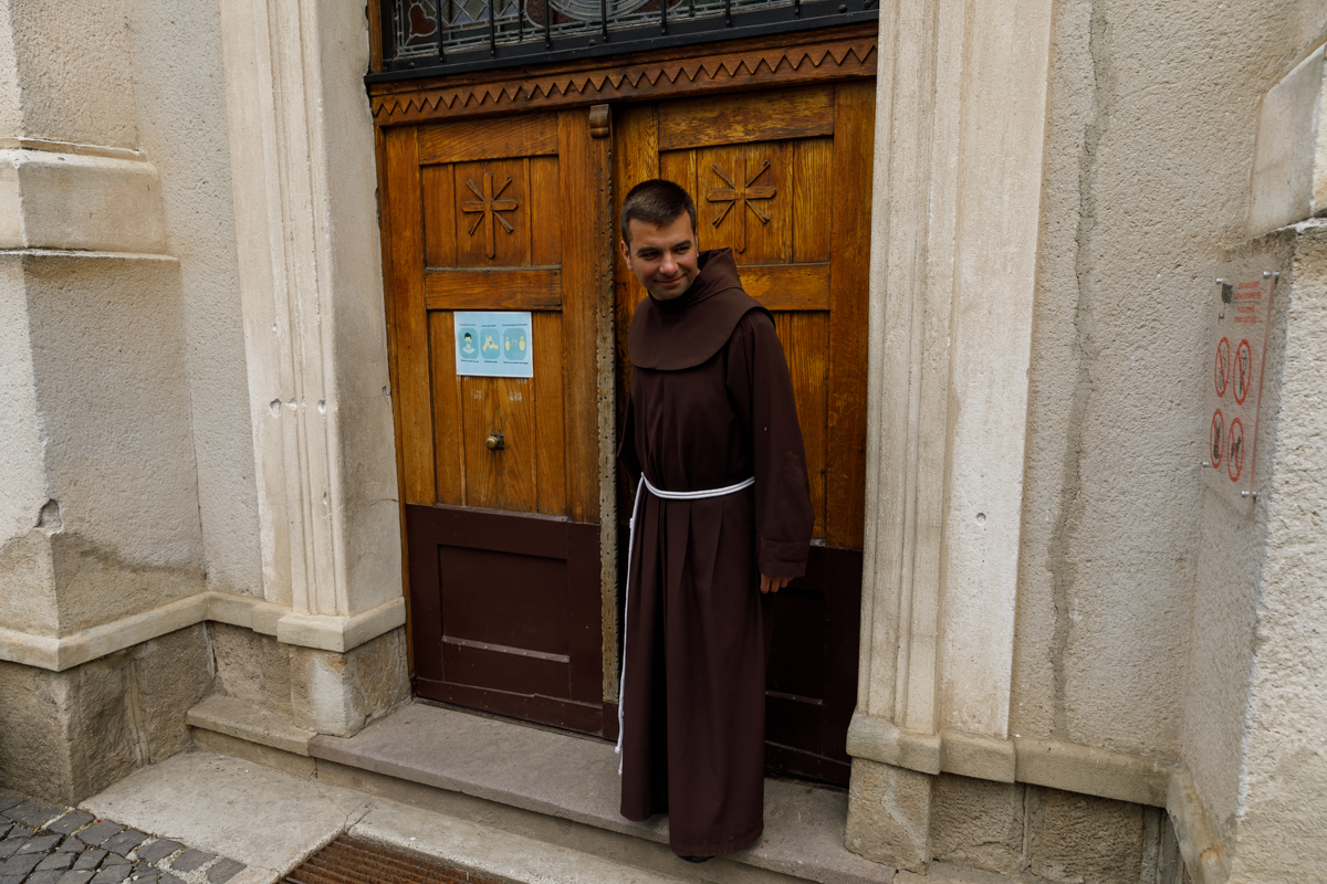 „Este viața omului pe scurt, cu soare, ploi și sacrificii”. Cum vede un preot franciscan pelerinajul de la Șumuleu Ciuc