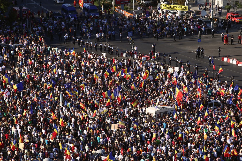 LIVE TEXT/ Mitingul diasporei, în Piața Victoriei. Război total între jandarmi și huligani (FOTO&VIDEO)