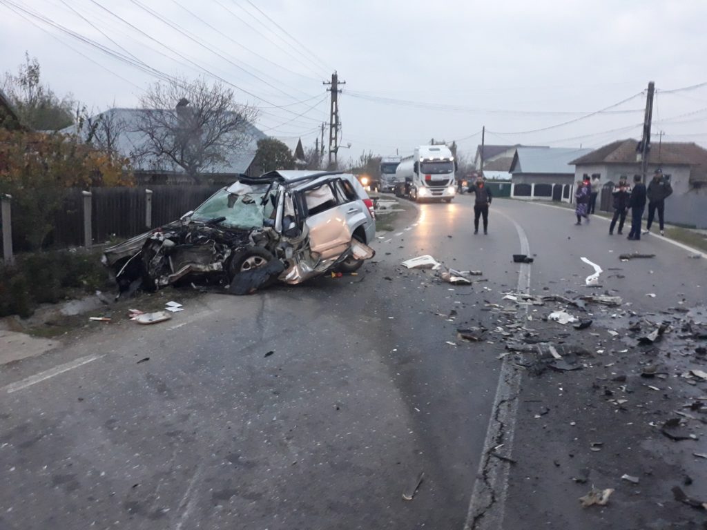 Ciocnire violentă între o mașină și un TIR încărcat cu ciment, în Prahova. Un șofer a murit