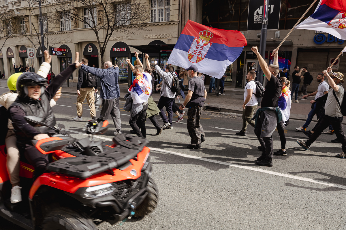 Drapelul României flutură în mijlocul protestului uriaș de la Belgrad: „Ne-am inspirat de la voi!”