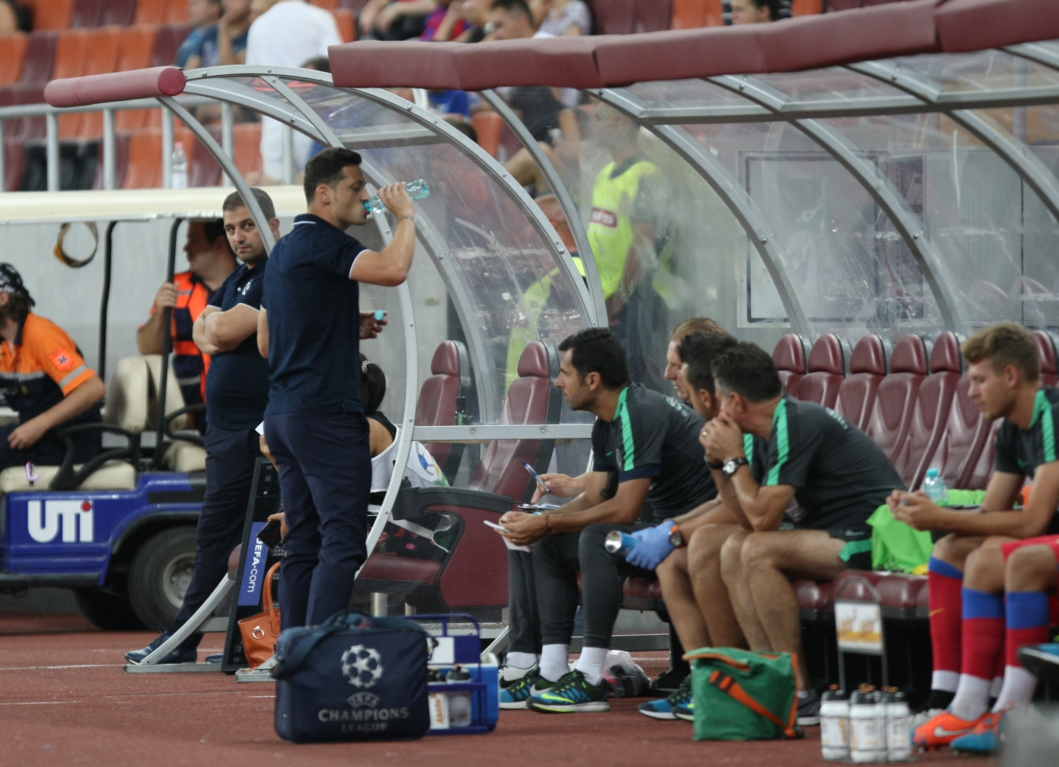 LIGA I: Steaua - CFR Cluj 1-1. Transversală Vitor Bruno! A egalat Tudorie! Roș-albaștrii au avut și ei o bară, în start, apoi a marcat Tiago. Echipa lui Rădoi se chinuie, Partizan Belgrad se distrează în Serbia! Patronul a făcut baie de mulțime/ GALERIE FOTO