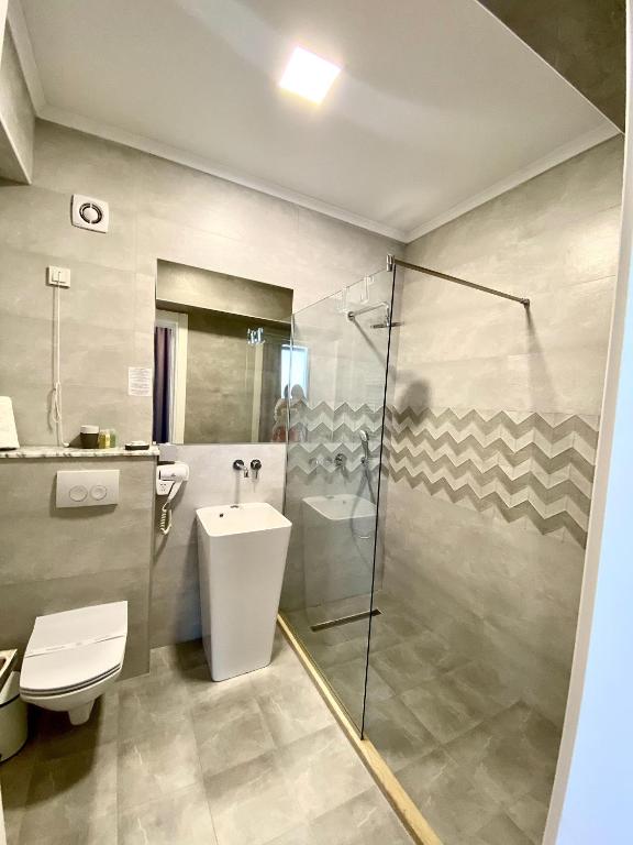 Cât costă să petreci minivacanța de 1 Mai în hotelurile vedetelor de pe litoralul românesc. Prețuri pentru toate buzunarele