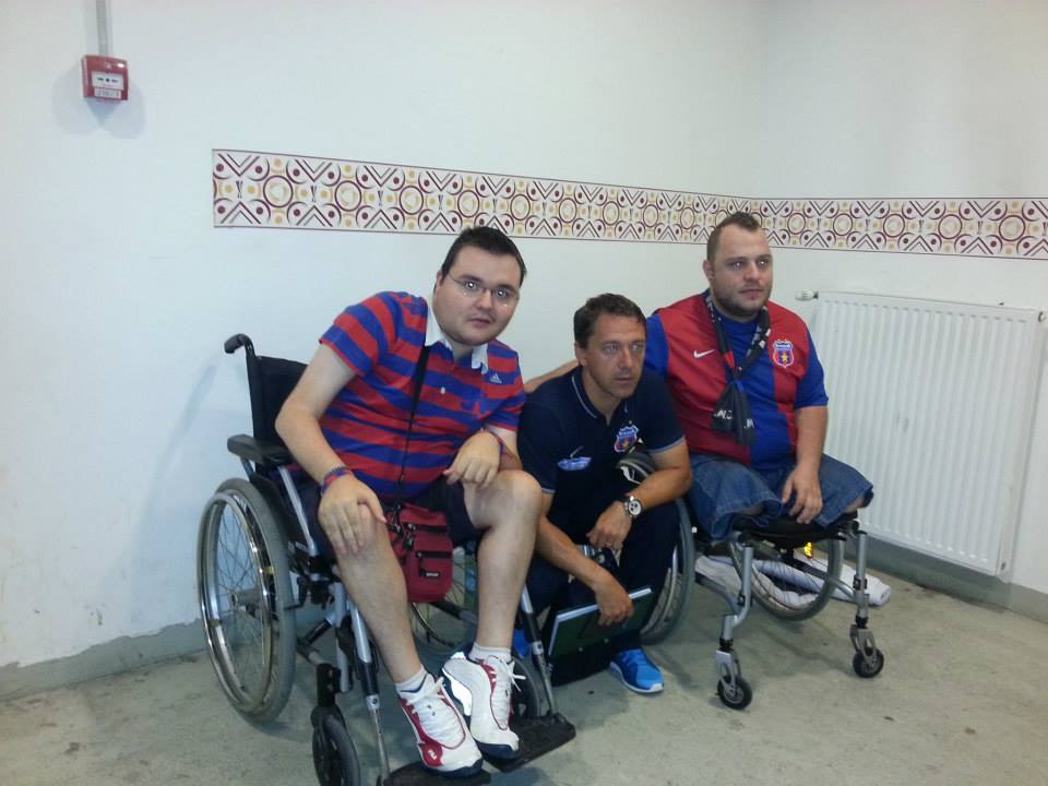 GALERIE FOTO / Minune de Sărbători în România! ^Steaua a ridicat din nou în picioare un fan cu membrele inferioare amputate