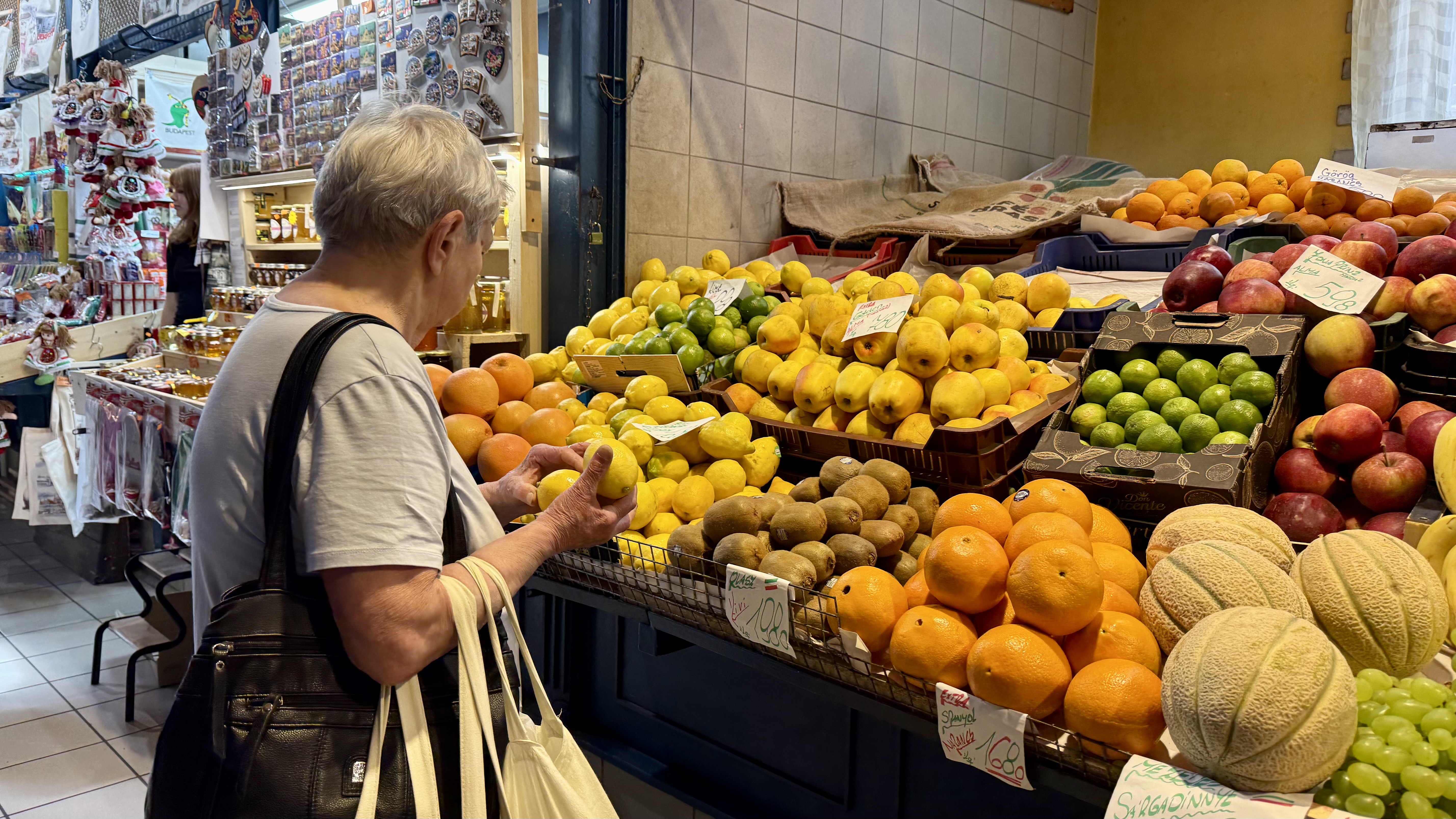 Spectacol culinar total la doi pași de România. Cât costă o porție de gulaș și ce-am descoperit într-o piață unicat