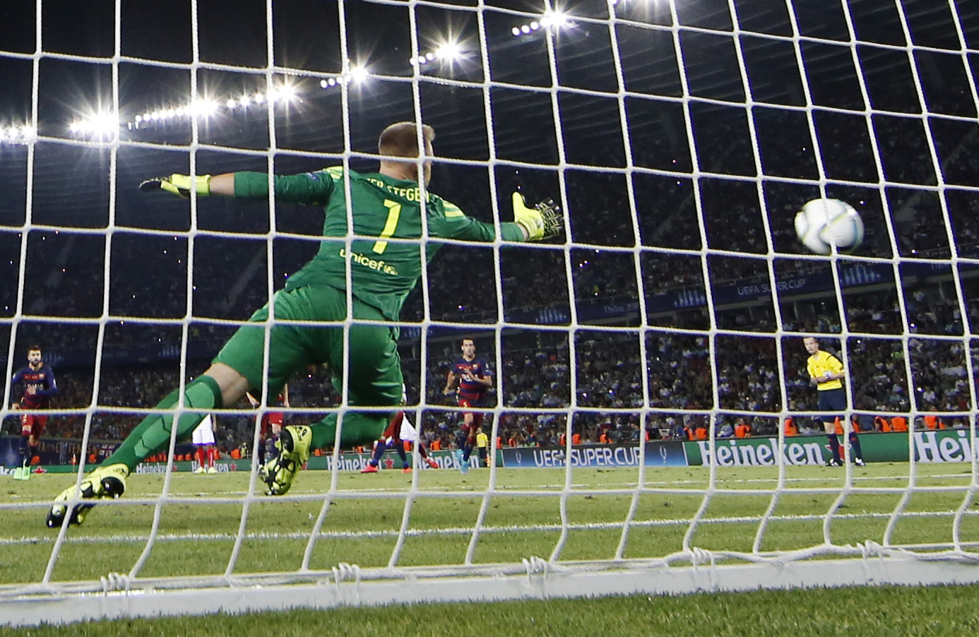 Supercupa Europei: FC Barcelona - FC Sevilla 4-4, 5-4 după prelungiri. Fabulos! Unul dintre cele mai frumoase meciuri din istorie. Andaluzii au revenit miraculos, de la 1-4! ^Legitimat la Sevilla, Raul Rusescu n-a fost inclus în lot, ci se pregătește separat, așteptând să fie iarăși izgonit / GALERIE FOTO & VIDEO