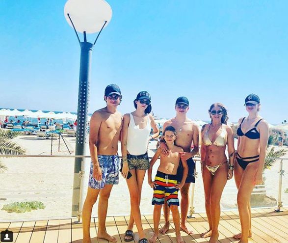 Anamaria Prodan, vacanță cu toți copiii la Mamaia. Și-a expus iar trupul în costum de baie minuscul | FOTO