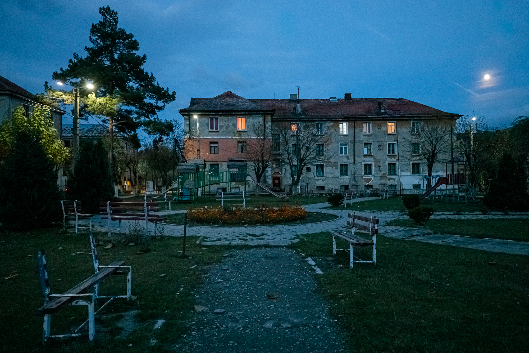 Reportaj în Valea Resemnării | Oamenii din Valea Jiului pun în urnă votul, nu și speranța lor de mai bine. ”Suntem în ruină, dar încercăm să rămânem oameni”