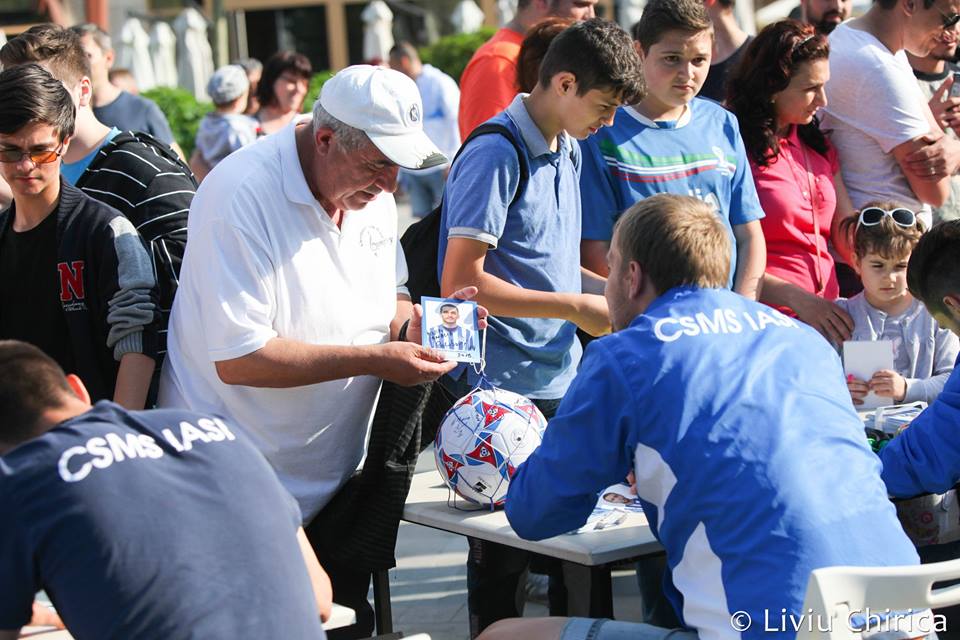 Ieșenii au făcut o sesiune de autografe înaintea meciului cu Steaua / GALERIE FOTO