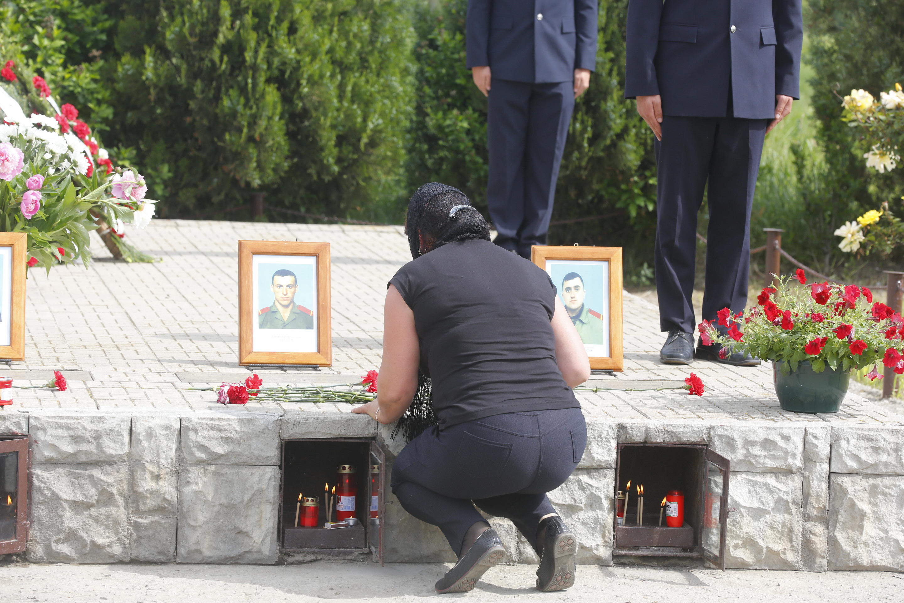 15 ani de la tragedia de la Mihăilești. Rudele celor care și-au pierdut viața și supraviețuitorii au aprins o lumânare la locul accidentului: “Este greu și după 15 ani și cred că va fi greu și după 20”