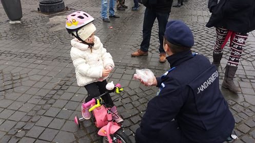 Protest al copiilor în Sibiu. Jandarmii le-au oferit dulciuri celor mici