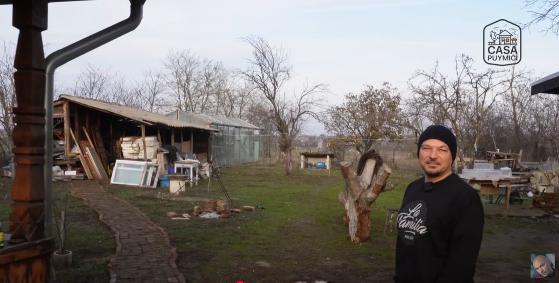 Imagini cu casa de la țară a lui Puya, după ce a renovat-o complet: „Se pot construi case și din resturi găsite”