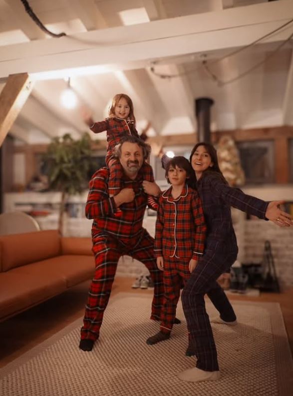 Imagini din sufrageria Danei Rogoz, decorată de Crăciun. A împodobit bradul alături de cei doi copii