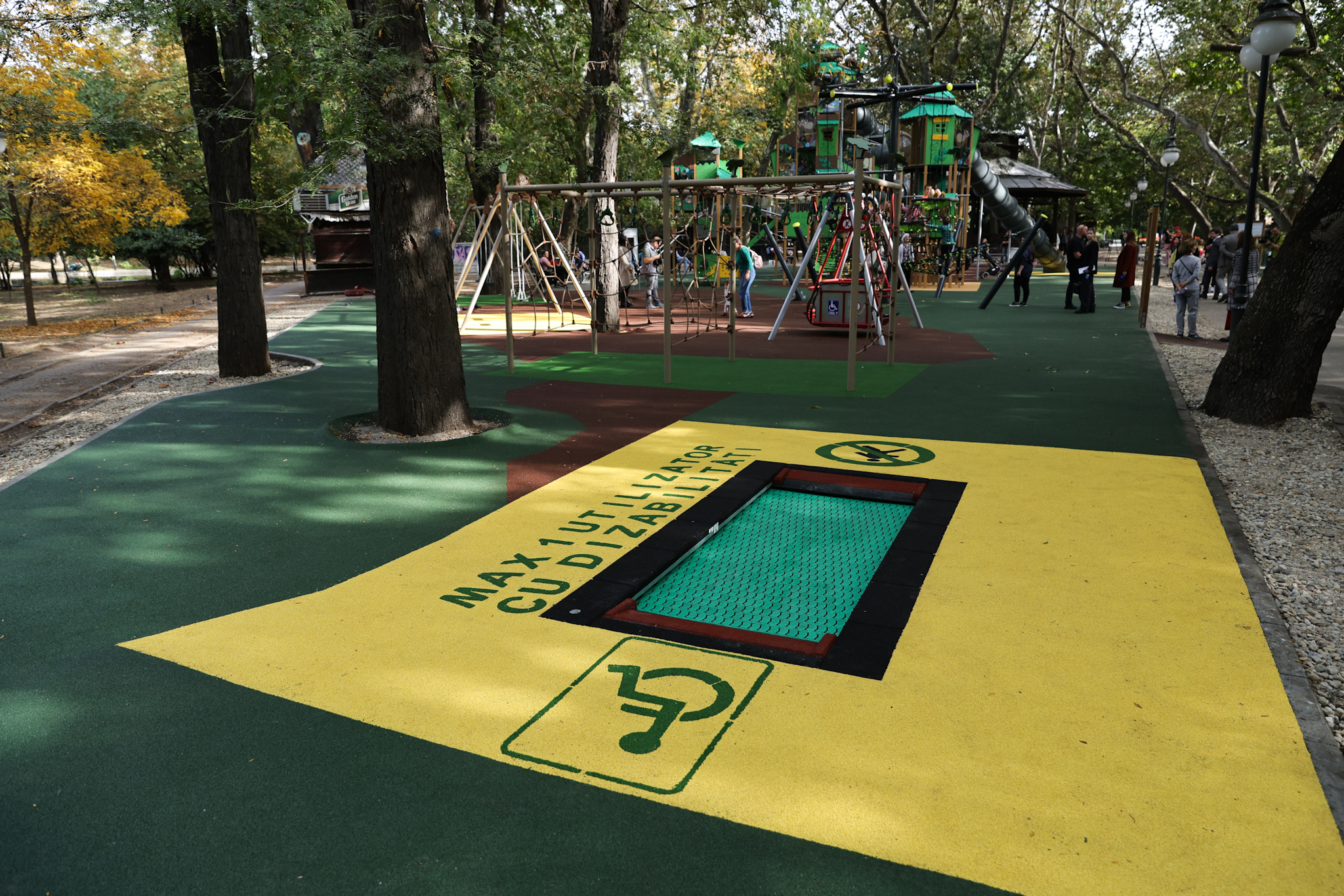 FOTO. Locurile de joacă pentru copii din Parcul Cișmigiu au fost modernizate. Noutatea: zonă specială pentru persoanele cu dizabilități