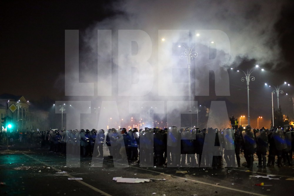 Violențe între ultrași și jandarmi, miercuri seară, în Capitală, pe finalul protestelor / FOTO & VIDEO