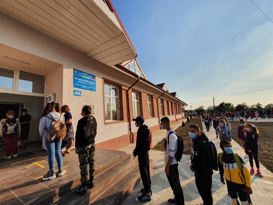 14 ani a durat construirea școlii din Fâstâci inaugurată azi, în pandemie. Cum a arătat prima zi de școală din localitatea vasluiană
