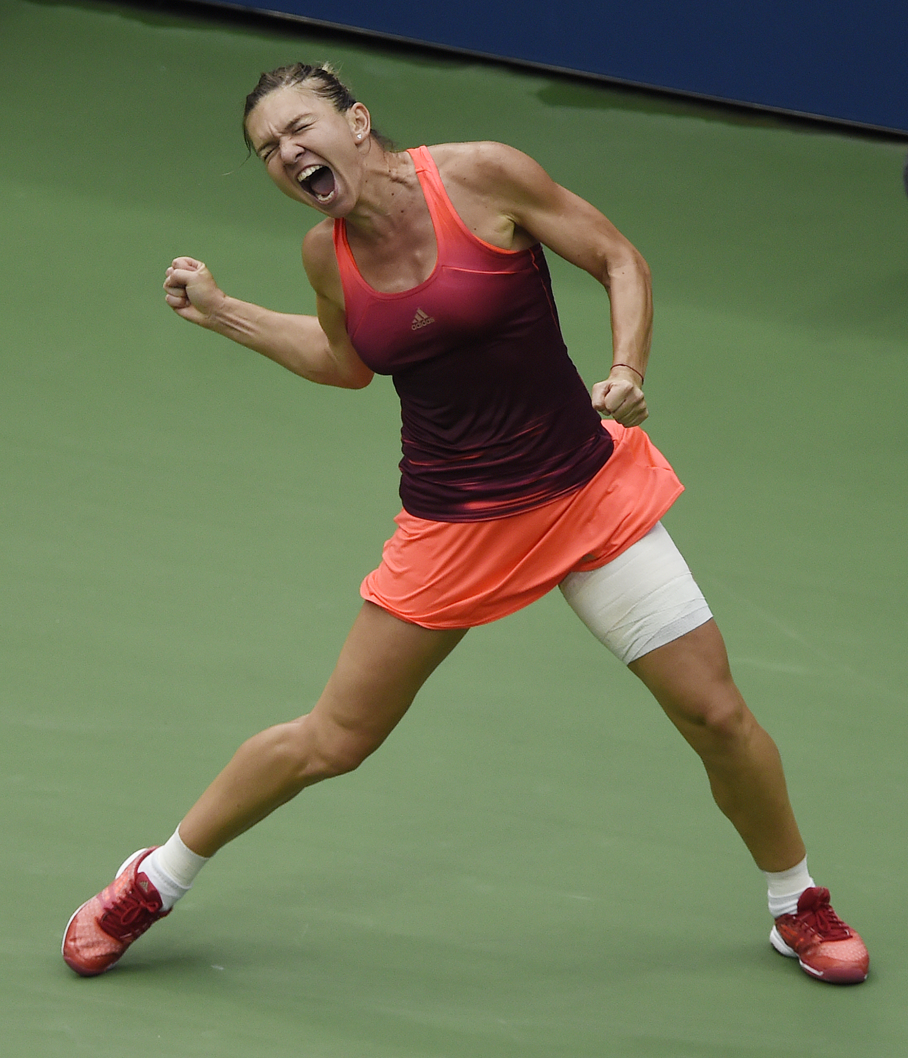Superperformanţă realizată de Simona Halep, care a învins-o pe Victoria Azarenka, în trei seturi, şi s-a calificat în semifinalele de la US Open. Românca a condus ostilităţile în primul set, l-a cedat pe cel secund, dar a fost formidabilă în decisiv. Meciul a fost întrerupt o oră în ultimul act din cauza ploii. Simona a egalat performanţa Irinei Spârlea din 1997 / LIVE BLOG & SUPERGALERIE FOTO