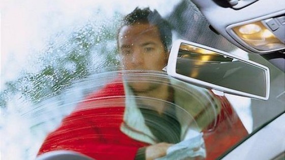 Az autó ablaktisztítását is meg kell egyszer tanulni