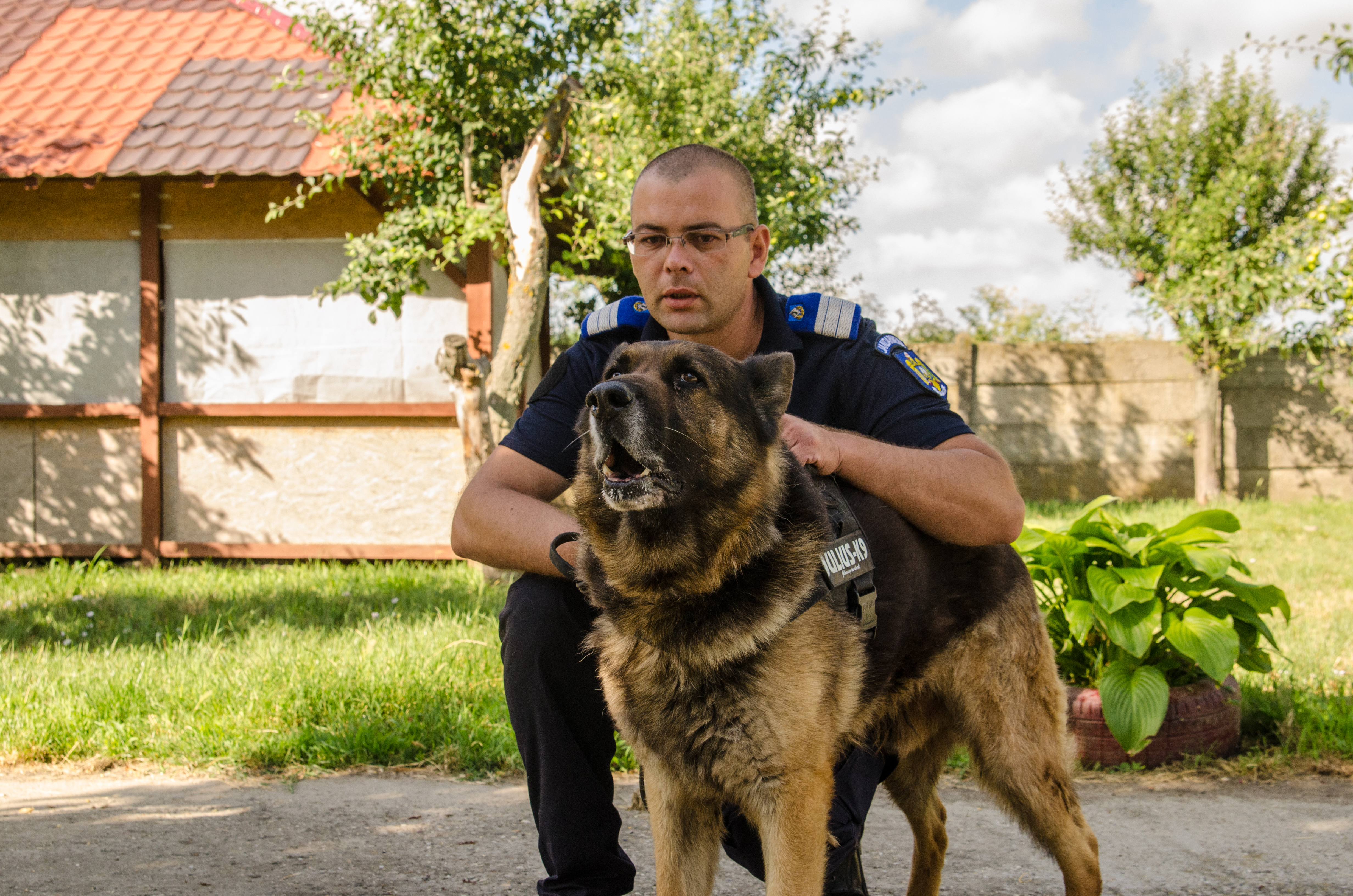 REPORTAJ/ Jandarmul Marius și câinele Mabanu, o prietenie mai presus de meserie. Deși a fost pensionat, ciobănescul german rămane cu plutonierul major/ (Foto&Video)