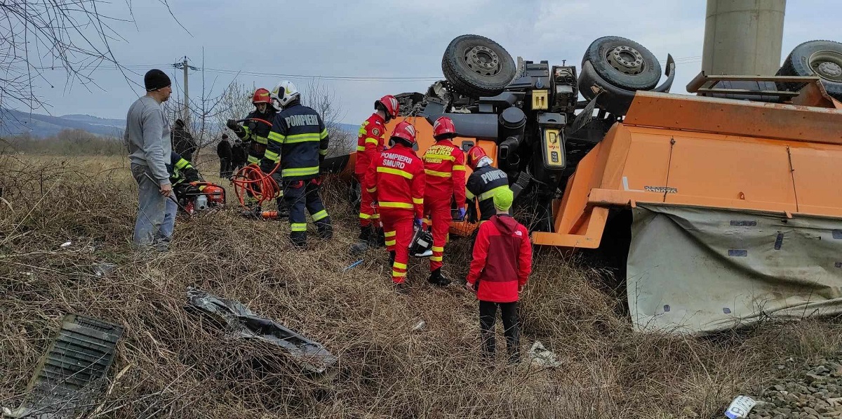 Accidentul cu trei morți de la Avrig a fost filmat. Momentul în care basculanta strivește un autoturism și apoi cade de pe viaduct | VIDEO