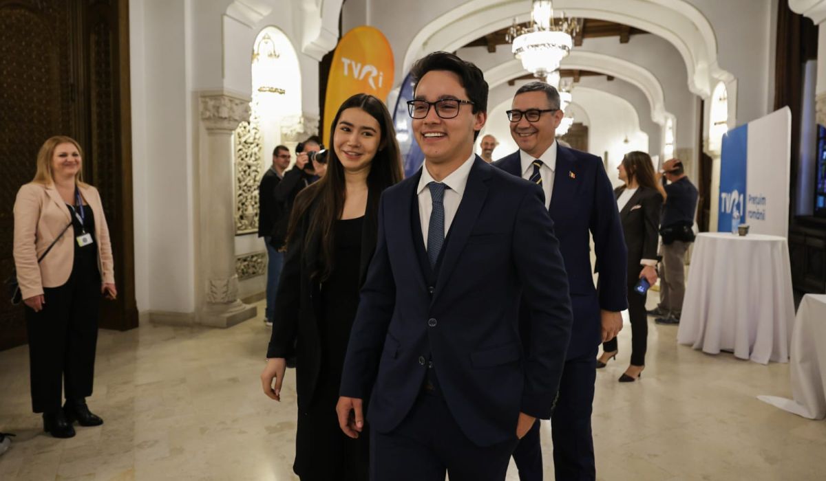 Imaginile nevăzute la dezbaterea electorală de la TVR, la care n-a vrut să vină George Simion. Ce carte citea Victor Ponta
