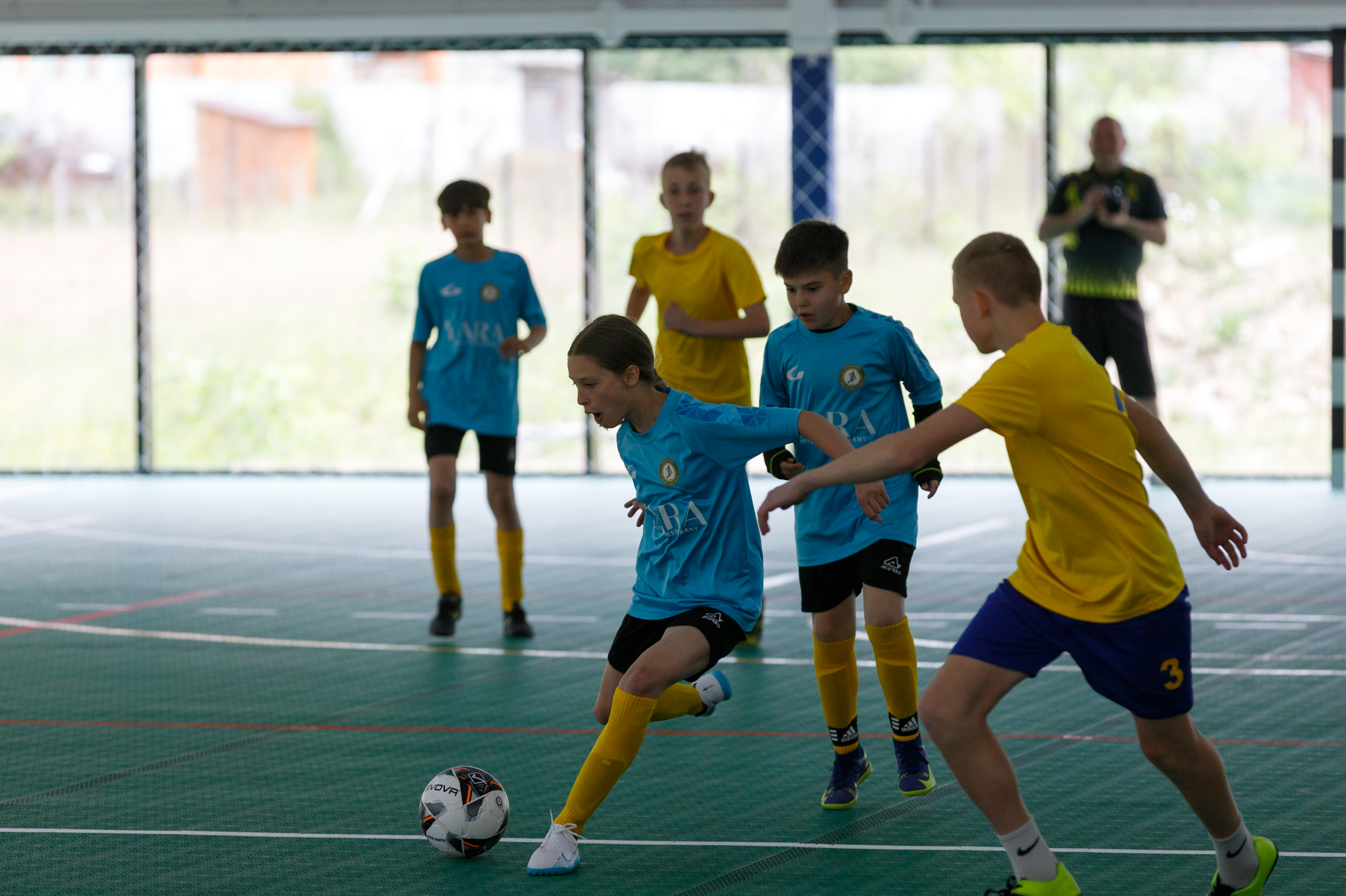 REPORTAJ Copiii din Ucraina au fost chemați de ucrainenii din România să le inaugureze o sală de sport. „Mai uită că au tații plecați la război”